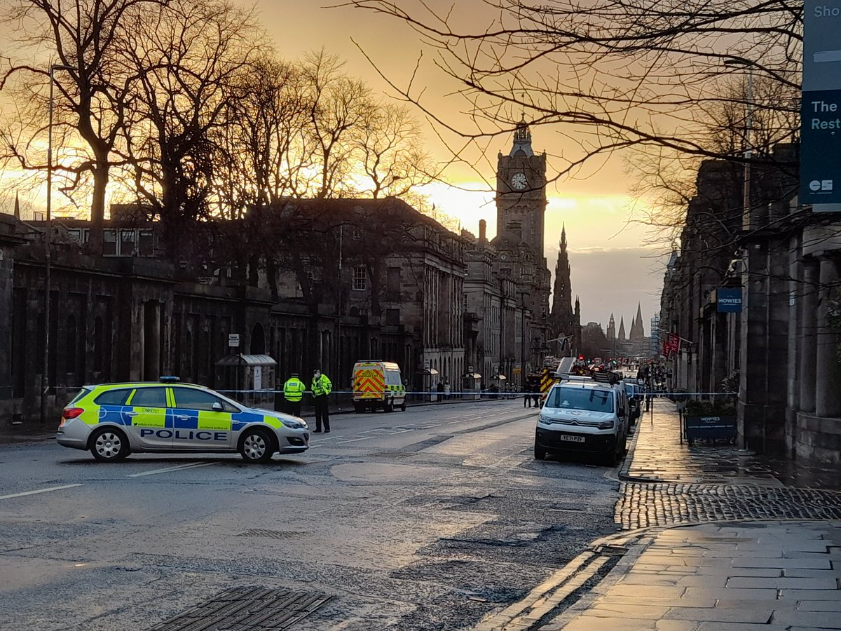 Waterloo Place in #Edinburgh closed off. Police and Fire Brigage in attendance. https://t.co/D0noW3Y0od