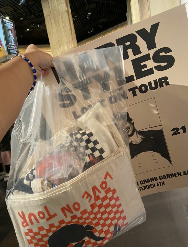 91ANZLIFE's tweet photo. 📢| HARRY STYLES LOVE ON TOUR MERCH GIVEAWAY !!

- 2 people win this love on tour
- must be following @91Anzlife
- must rt and like this tweet

Ends in 29th February international !! https://t.co/nO6dpkSSth