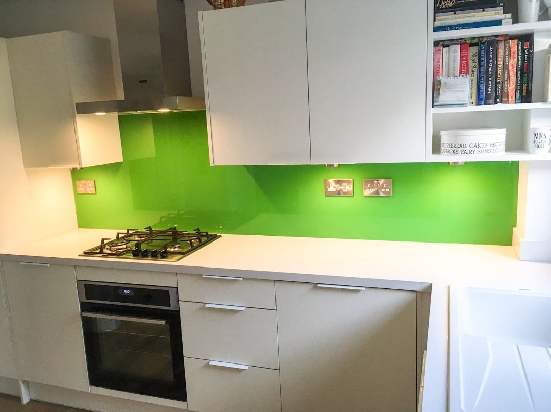 Our client's kitchen is showing off its cool side today with a green splashback! 💚

Show off your kitchen and upgrade to a coloured glass splashback! ✨

For more info, send us a DM or visit us at our showroom! 👇⠀
📍Crookham Rd, Fleet GU51 5DJ

#fleet #kitchengoals