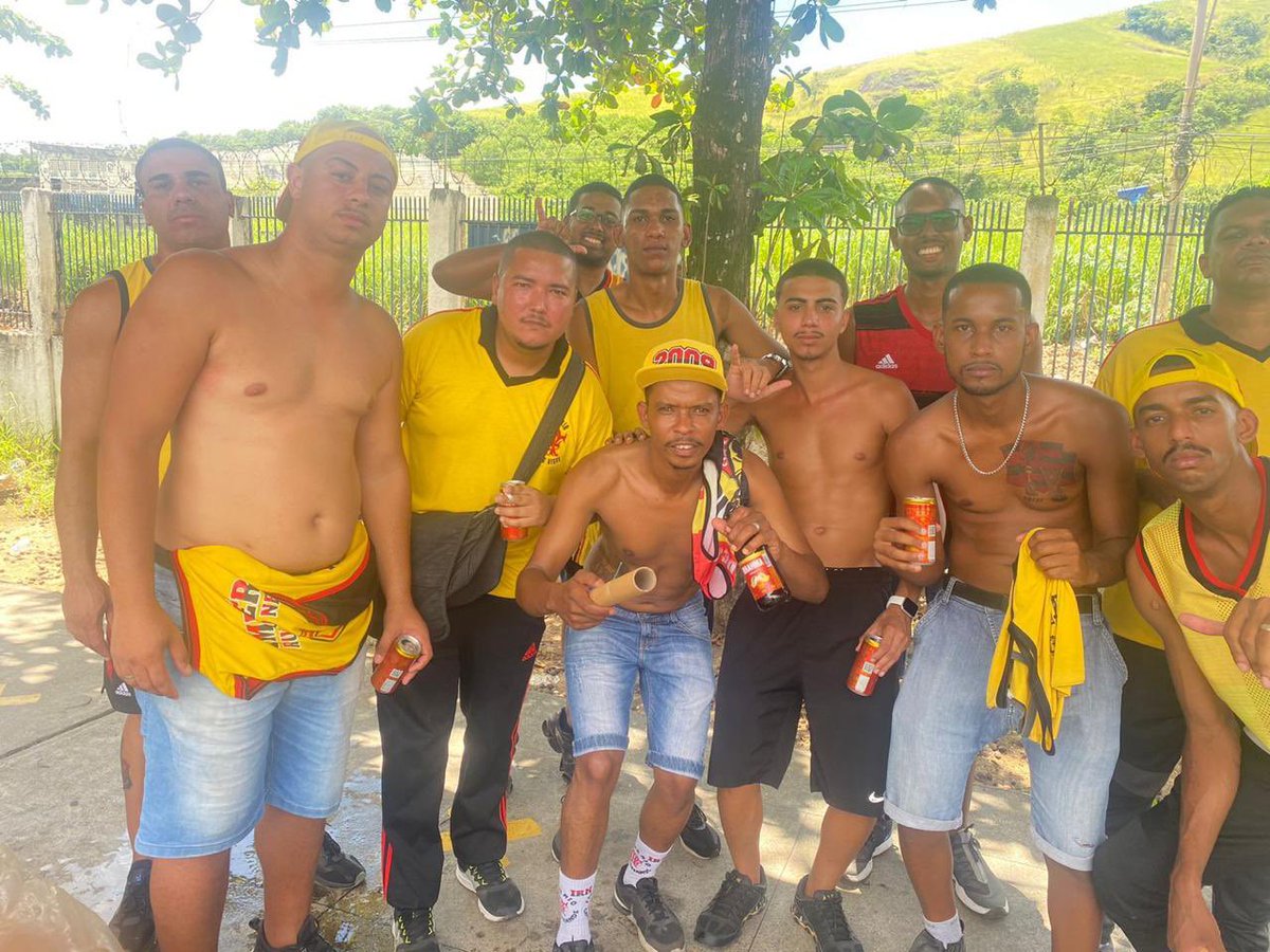 imperiocg's tweet photo. #BondeGigante presente ontem no Fla x 💐 no Estádio da Prefeitura.

Fizemos nossa parte, mas infelizmente a vitória não veio. #VamosFlamengo 🔴⚫️

Bonde Gigante só tem 1 🤫

#ImperioRubroNegro
#BondeGigante
#IRN2009
#Flamengo https://t.co/SSDGn48yMz