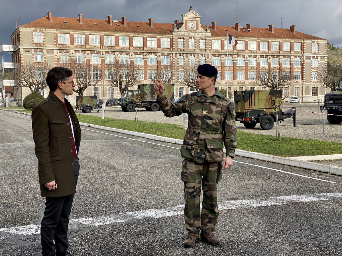 48eRT_CDC's tweet photo. Heureux d’accueillir M. Florent FARGE, secrétaire général de la préfecture du Lot-et-Garonne, accompagné de Mme Juliette BEREGI, directrice de cabinet, pour leur présenter le régiment, son histoire et des capacités opérationnelles.@Prefet47
#GUEPARDEX #lienArméesNation https://t.co/YDgFZuZbk0
