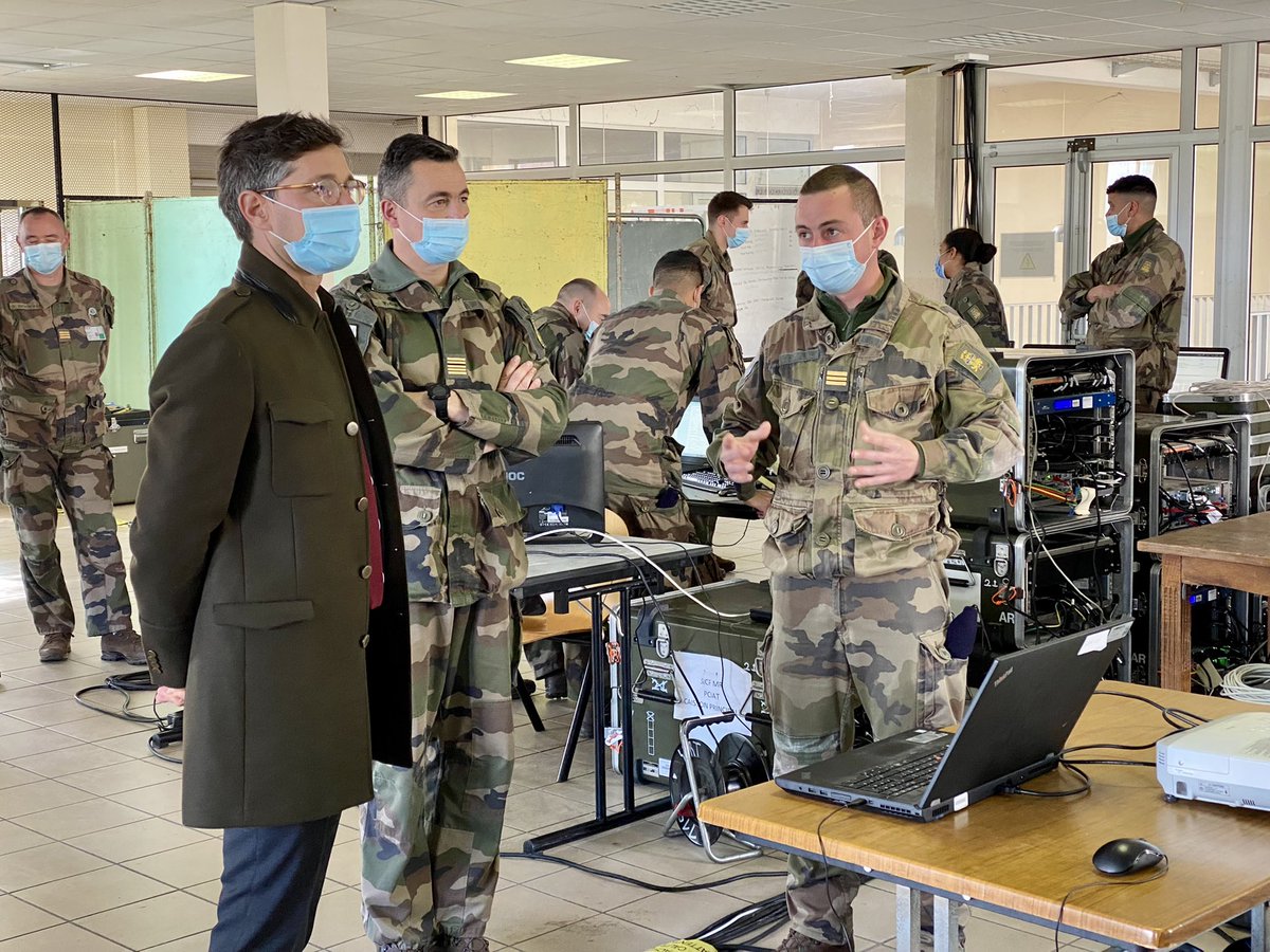 48eRT_CDC's tweet photo. Heureux d’accueillir M. Florent FARGE, secrétaire général de la préfecture du Lot-et-Garonne, accompagné de Mme Juliette BEREGI, directrice de cabinet, pour leur présenter le régiment, son histoire et des capacités opérationnelles.@Prefet47
#GUEPARDEX #lienArméesNation https://t.co/YDgFZuZbk0