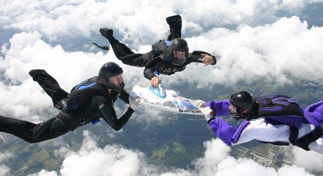 BenJermane8's tweet photo. The sad thing is in 15 years the NFL will probably become a glorified version of two hand touch just like the Pro Bowl. Hockey has already gone soft in the last 10 years. Extreme Ironing and Cheese Rolling are the only two sports that excite me now. https://t.co/smrEcOMaWy