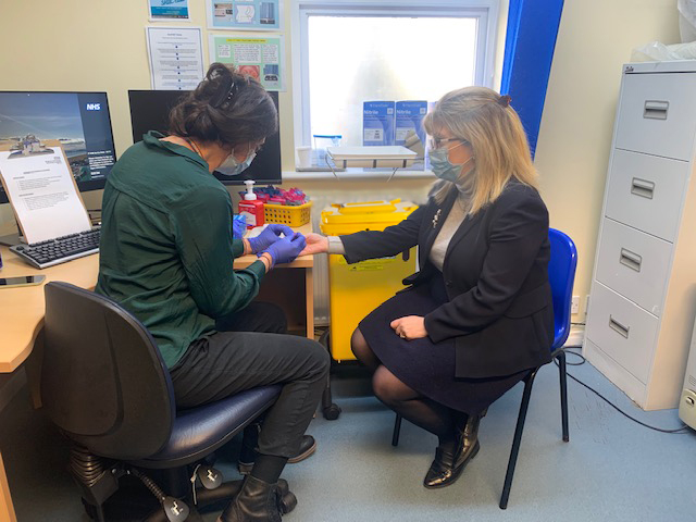 We were delighted to welcome @mariacaulfield to @BH_SHAC today as we celebrate #HIVTestingWeek. After a tour with colleagues Maria had a quick and easy fingerprint test. Get yours here bit.ly/3B4Ed1k