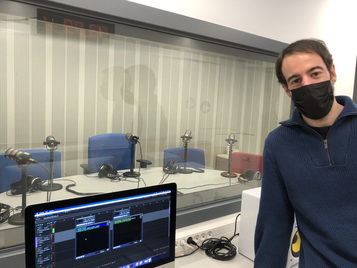 SilviaCoppulo's tweet photo. A punt per començar les classes de pràctiques de ràdio al @cic @UniBarcelona Al so, Adrià Pagès. Que bé poder teansmetre el coneixement! https://t.co/UDipVOzTY3