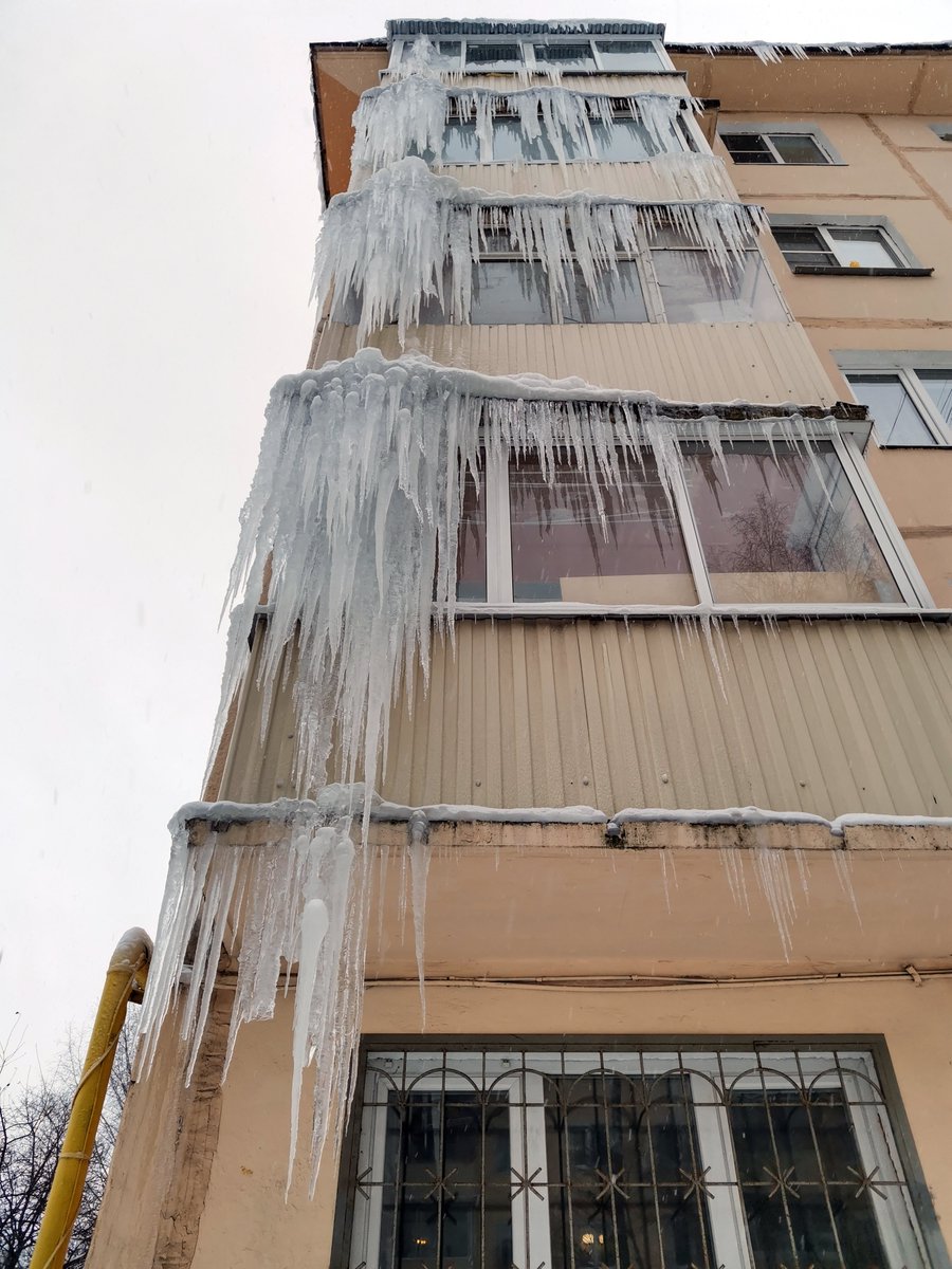 slovesnik_sp's tweet photo. Прохожие — осколочных ранений.
Стекольщики — балконных окон треск.
УправдомА — начальственных гонений.
В с е  —  ж д у т.
Таков моей страны гротеск. https://t.co/AtzfyPGne5
