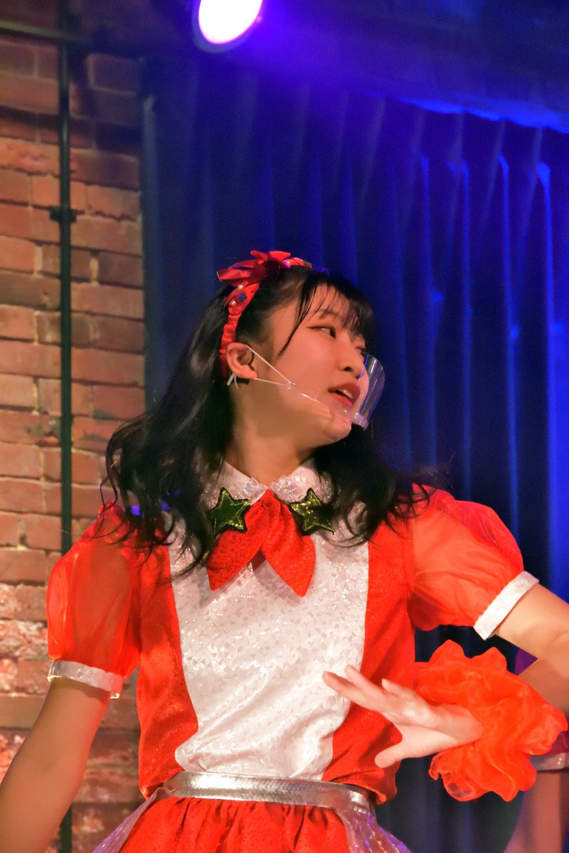 v_itg's tweet photo. 2022.1.22.
#YENA LIVE 神戸煉瓦倉庫 k-wave
EMAちゃん
あまり撮れてないんやけど、EMAちゃんは赤がよく似合ってるよな。
サイン会の時にこの衣装が似合うか心配だったと聞いたけど、いまやばっちり。ヘアースタイルもいいよね。
☆となりのまりんちゃんの表情が優しすぎる…
#PrettyBeauty https://t.co/UKk7V7tRgB