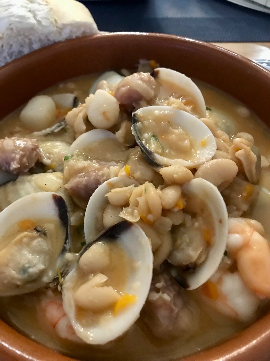 GilbertoEZayas's tweet image. For a 🌧 🌧 🌧 day! 🏝 Alubias, Almejas y Gambas 🦐 🥄 🍲 A delicious combination of White beans, clams and shrimp 🦐 hot, delicious 🤤 and fulfilling! 🇪🇸 🥂