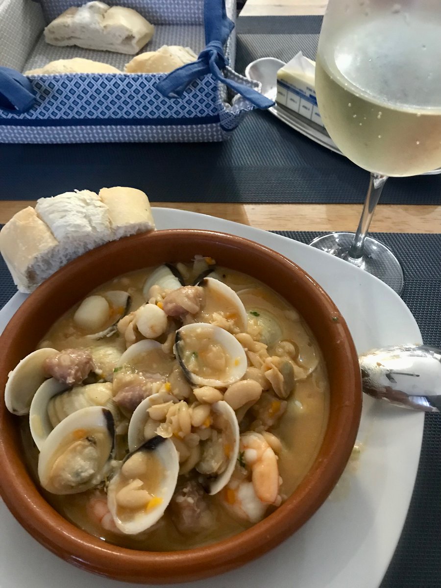 GilbertoEZayas's tweet image. For a 🌧 🌧 🌧 day! 🏝 Alubias, Almejas y Gambas 🦐 🥄 🍲 A delicious combination of White beans, clams and shrimp 🦐 hot, delicious 🤤 and fulfilling! 🇪🇸 🥂