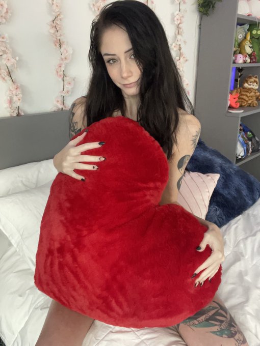 It&rsquo;s almost Valentine&rsquo;s Day and I still don&rsquo;t have valentine 🥺 https://t.co/SL1uMFK6m2