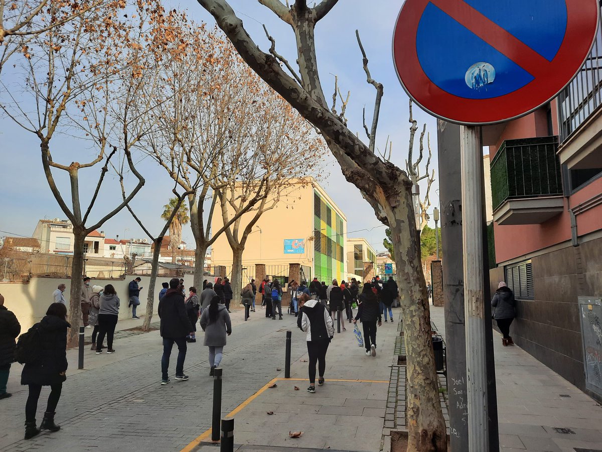 PauCasals_Rubi's tweet photo. La Plaça Manuel Miralles és un espai de convivència clau per la nostra comunitat i també pel veïnat.
I uns bancs són un element bàsic en qualsevol plaça. TORNEU-LOS! 

#RubiCity #entornsescolars
#QueTorninElsBancs
@anammartinez @juanlopeznunez
@victorg07638942 @rafagueto
@ajrubi https://t.co/yqeeCHWsrk