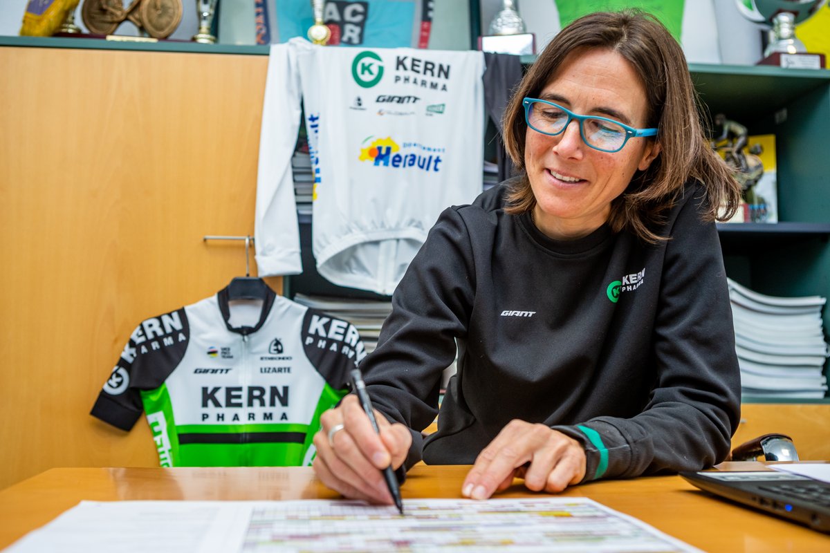 ccvolata's tweet photo. En #VOLATA30 hablamos con @iosune_murillo, la única entrenadora UCI ProTour y actualmente en el @EqKernPharma.
🔝 Una pausada conversación sobre su método de trabajo y los retos de un deporte de élite a veces impaciente.
¡Consigue la revista!➡️ https://t.co/S4seK1PZ0T https://t.co/ixQUZBRCgT