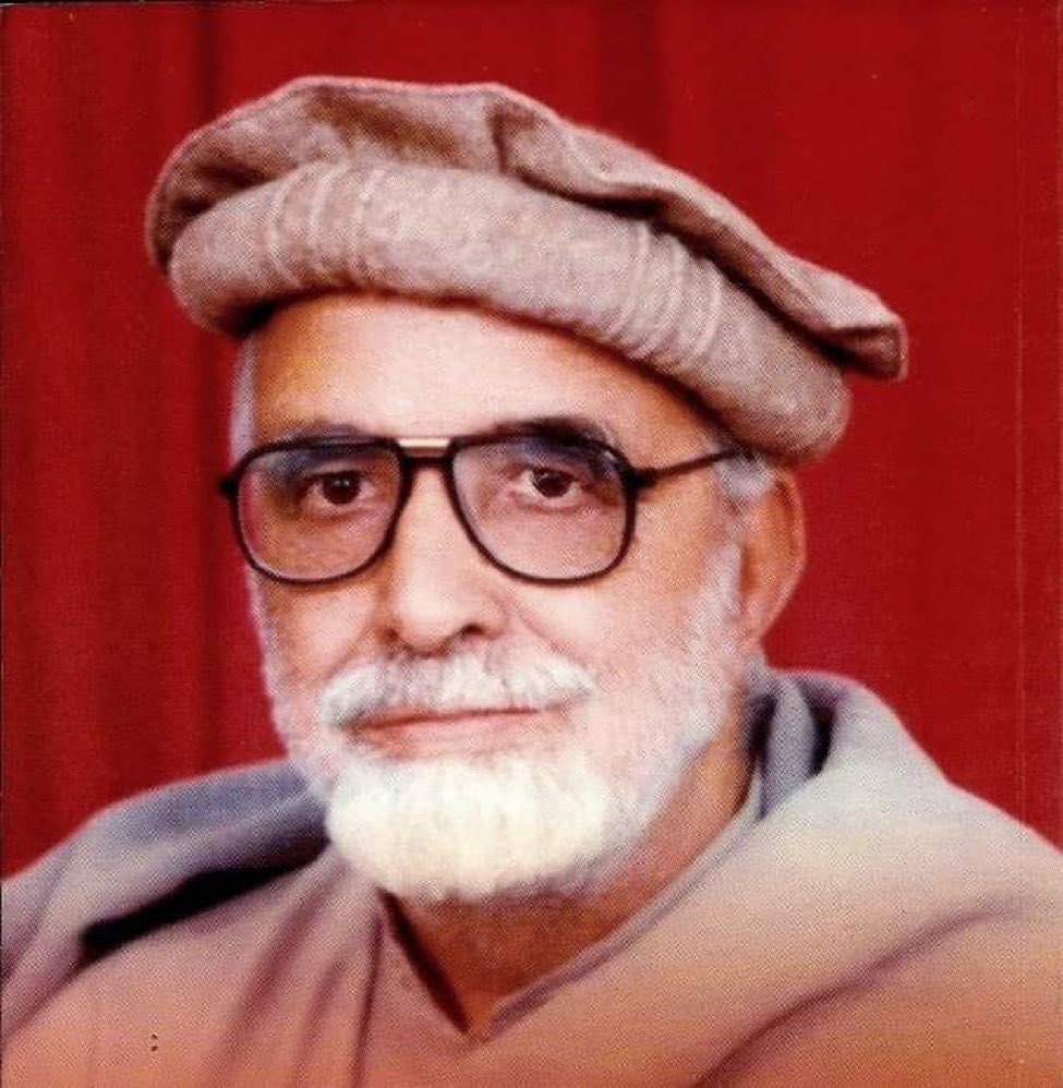 KalamWazir's tweet photo. ته که تکې تورې وایې هم تک سپین یې
زه که سپینې سپینې وایم ګنهګار شم
ته که ټول ناحق ناحق کوې آقا یې
زه که حق چیرې ووایم په دار شم
دا منم چې ته زورلرې زردار یې
د سرونو سوداګر یې لوی سردار یې
دا منم چې نن ستا د زور خاني ده
دا منم هر څه ستا دي ما به خوار کړې
 #RememberingAjmalKhattak https://t.co/c9WCy36QZz