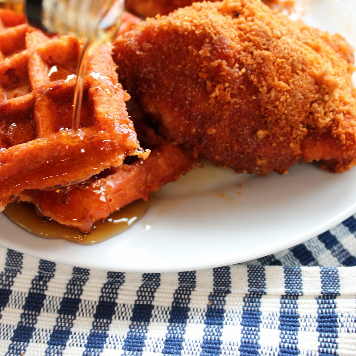 SouthernRecipe's tweet photo. We love #PorkRinds ... you love pork rinds. 😍 

Let's celebrate this love together during National #BakingMonth. Try this Chicken and Waffles #recipe on for size. What a great addition to this #weekend. Are we right?

👇👇👇
https://t.co/TA3Fl100XQ https://t.co/MKzKB0unUM