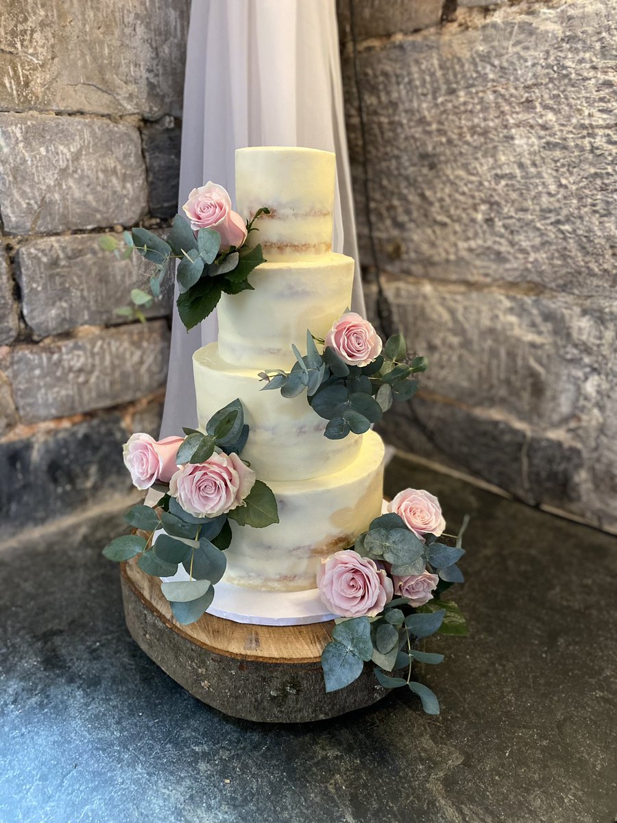 sezfreeman's tweet photo. Wedding cake #4 🌸✨

This time for my lovely friends, Sarah and Pete, for their beautiful Cornish wedding. 

Eucalyptus and blush roses were so dreamy to work with on this one. #weddingcake @Polhawnfort https://t.co/2OTNj9PiZK
