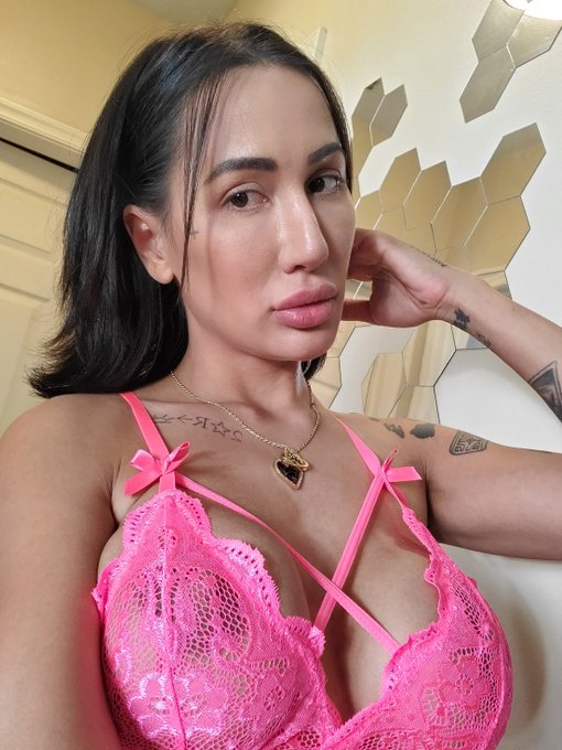 pretty in pink 💗 See my new content available right now! https://t.co/havoYThE8U https://t.co/Zvygtk