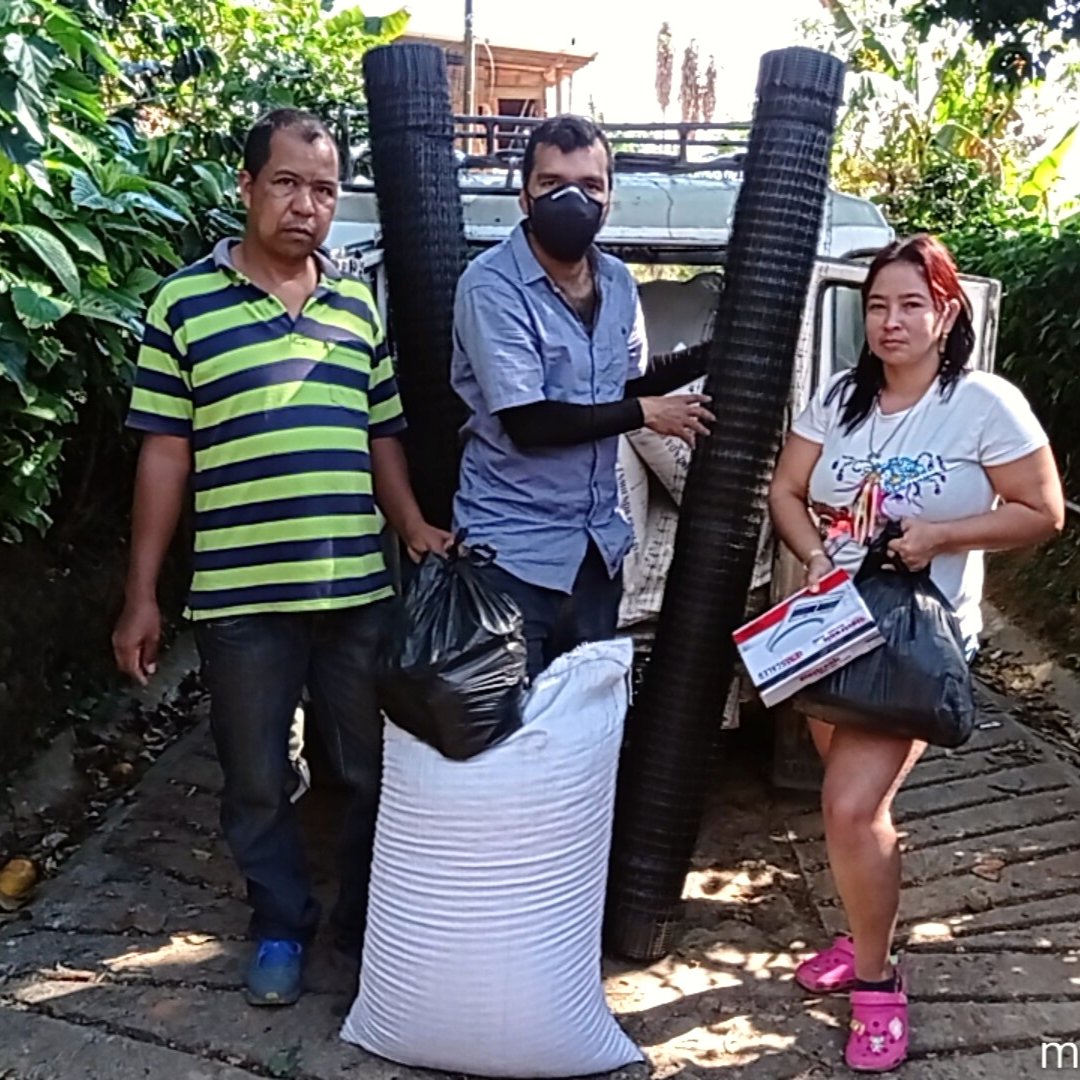 ¡Continuamos con las actividades del proyecto de Huertas Familiares de Autoconsumo con integrantes de la comunidad en diferentes sectores de la vereda Corcovado!🌱El área de Gestión Agropecuaria de la UMATA ha entregado semillas, abono, cal, mallas y grameras, entre otros. 🥕