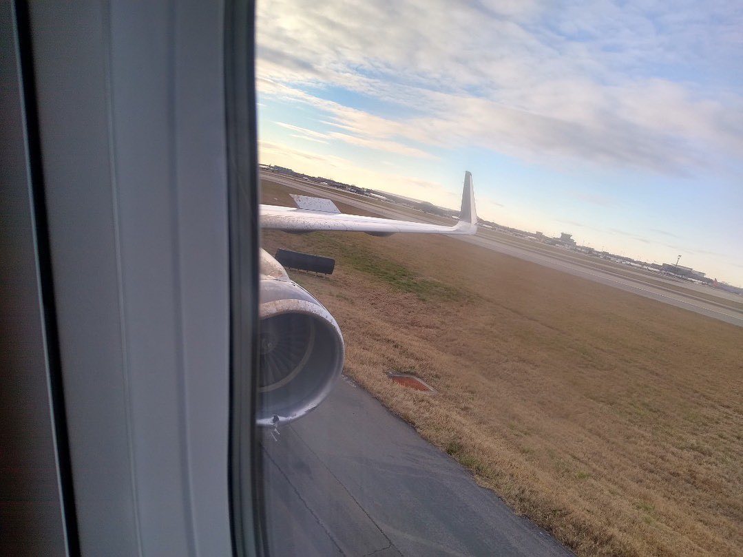 AviaExtreme's tweet photo. 🚨 𝙉𝙀𝙒𝙎 🚨
Delta Airlines A321 rolls across the grass after blowing a tire on landing at Atlanta Airport, Georgia. No injuries reported. 07-FEB-2022
💢💢💢💢💢💢💢💢💢💢💢💢
#aviationlovers 
#aviationphotography 
#aviationdaily 
#aviationgeek
#aviation
#aviationfails https://t.co/zQyr0wGTym