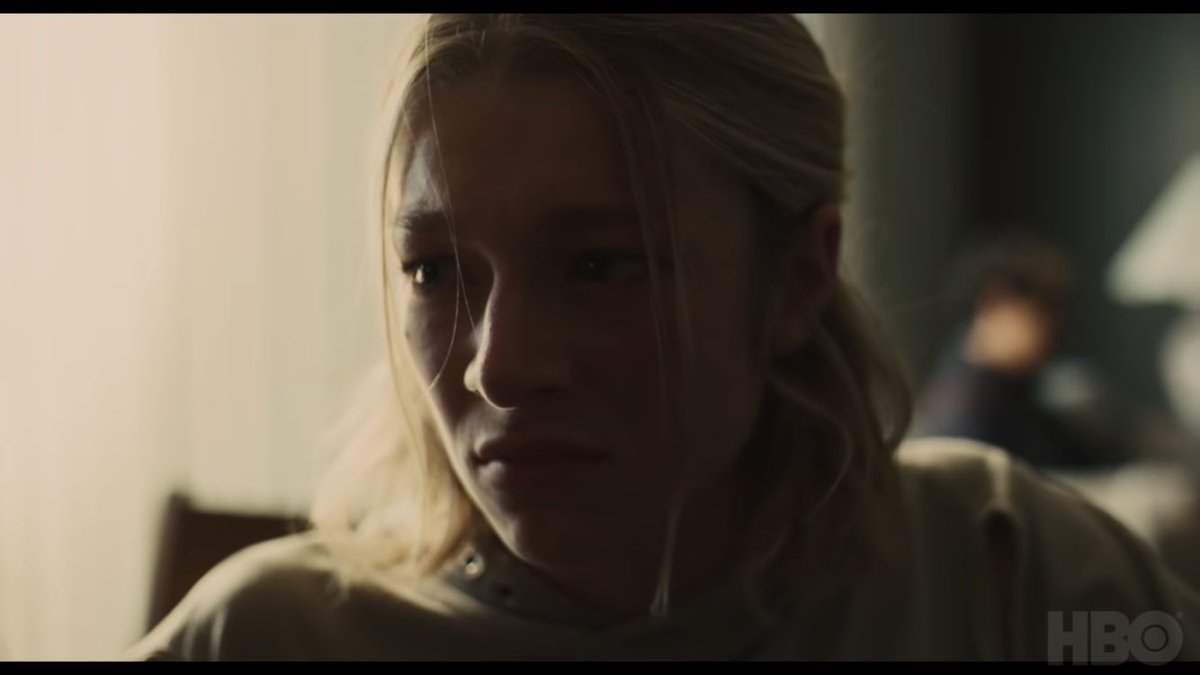 Mael_fbmt's tweet photo. Cet épisode 5 d'#Euphoria... L'introduction est absolument titanesque, elle m'a retourné dans tout les sens. La descente aux enfers de Rue dans la suite de l'épisode est magistrale et Zendaya est bluffante du début a la fin. Autant le dire, j'ai pris la gifle. https://t.co/KHz8eWhLXJ