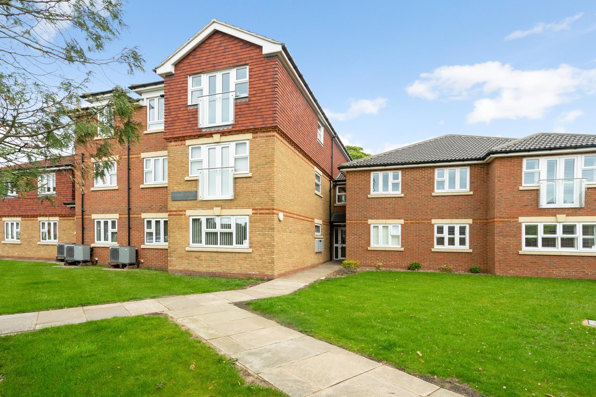 Hamptons_Cats's tweet photo. ⭐️NEW INSTRUCTIONS⭐️

We currently have a number of 2 bedroom flats available in Caterham, both with modern interiors and off street parking. 

If you would be interested in viewing either of these properties, please call us on 01883 597 000 https://t.co/Irh52JfCvY