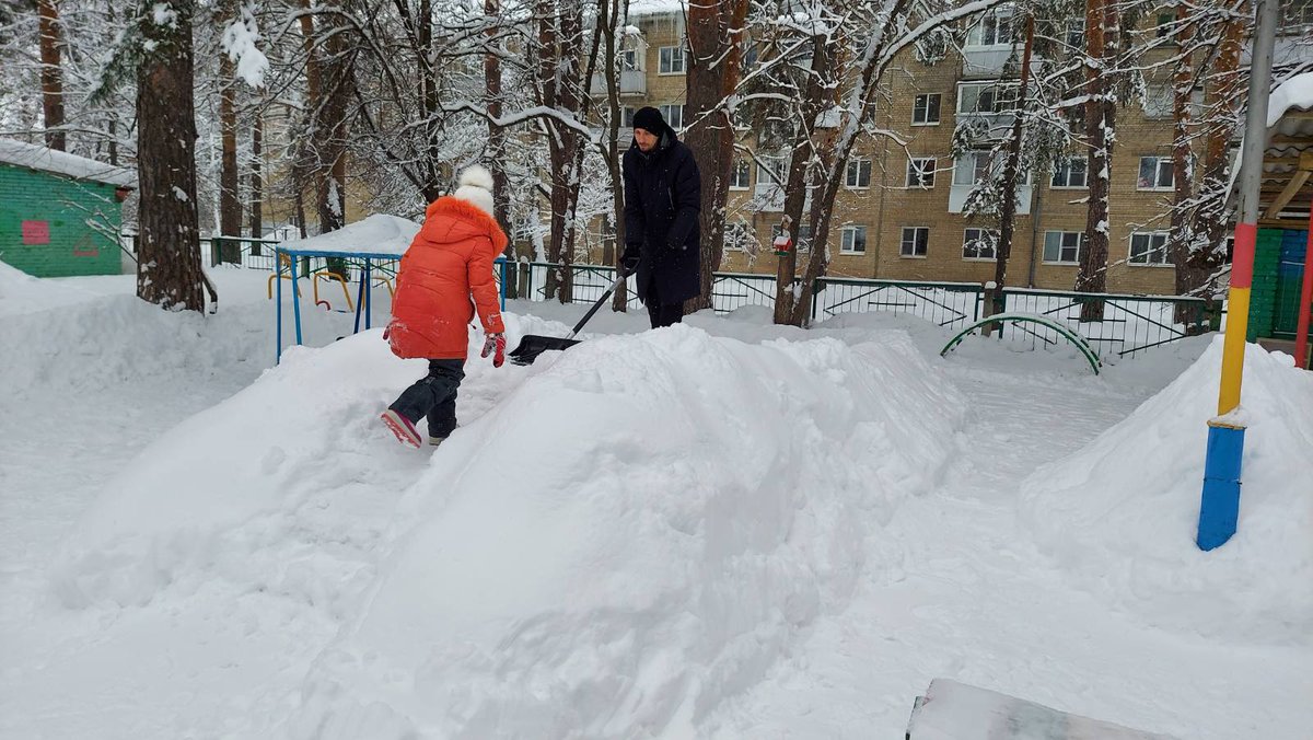 24_no4's tweet photo. Выражаем огромную благодарность родителям наших воспитанников, которые с удовольствием приходят по субботам на участок,чтобы почистить снег, подправить постройки. https://t.co/yrhu3OLZ01