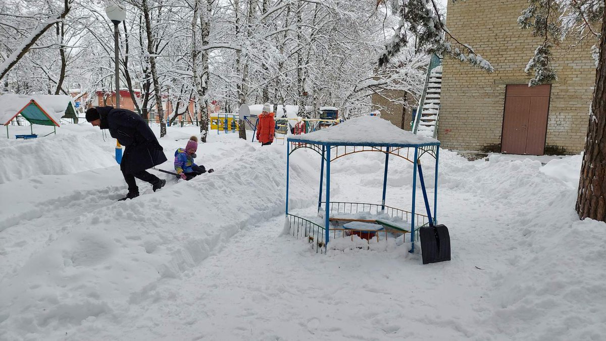 24_no4's tweet photo. Выражаем огромную благодарность родителям наших воспитанников, которые с удовольствием приходят по субботам на участок,чтобы почистить снег, подправить постройки. https://t.co/yrhu3OLZ01