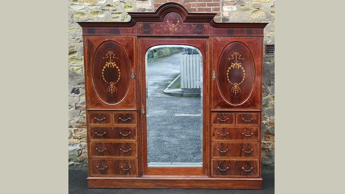 This Large Edwardian Inlaid Mahogany Combination Wardrobe is for sale from Harry Raine Antiques: buff.ly/3grCJEO
#antiquewardrobe #antiques #wardrobe #antiquefurniture #interiordesign #loveantiques