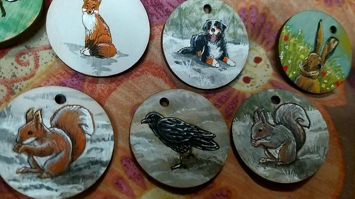 Raven_elf's tweet photo. Little talismans made for a LARP event i'm going to. Many more different ones to do. These ones are for #Wintermark and #Varushka #EmpireLARP 😊
#EmpireLRP #LARP #Talismans #crafts https://t.co/jk0lnshkbo
