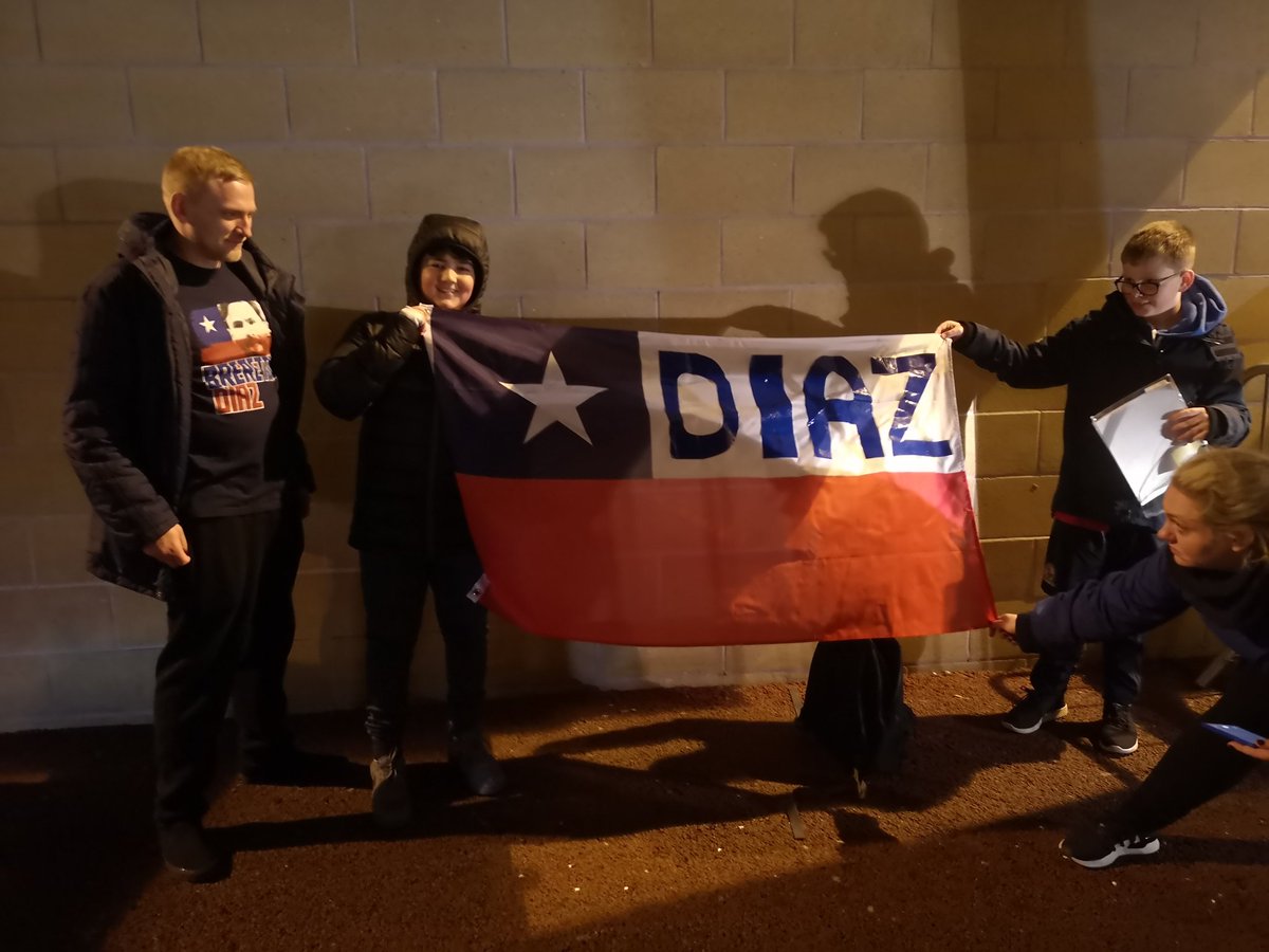 Britishlessons's tweet photo. El Sábado jugó Ben Brereton Diaz en Swansea, donde vivo. Y había una familia británica, fanáticos de Ben y de Chile, andan con la bandera chilena y siguen a Ben a todos lados ���� quedé en contacto con ellos #ContigoCHV https://t.co/DDnyxJWjLa