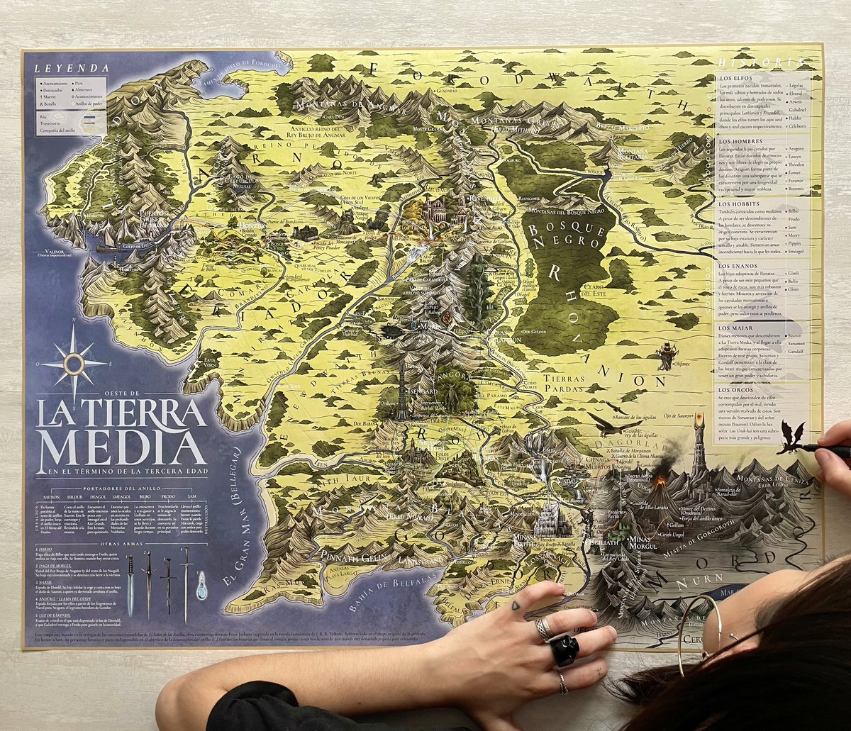 levmauc's tweet photo. El sensacional mapa de EL SEÑOR DE LOS ANILLOS que ha creado @albaricoque_acg durante más de 3 meses es un estudio minucioso y detallado de la Tierra Media repleto de curiosidades. Imposible no enamorarse y querer tenerlo en el cuarto. Más info, aquí: https://t.co/EaJbHB6TLX https://t.co/2i3TQ141tY