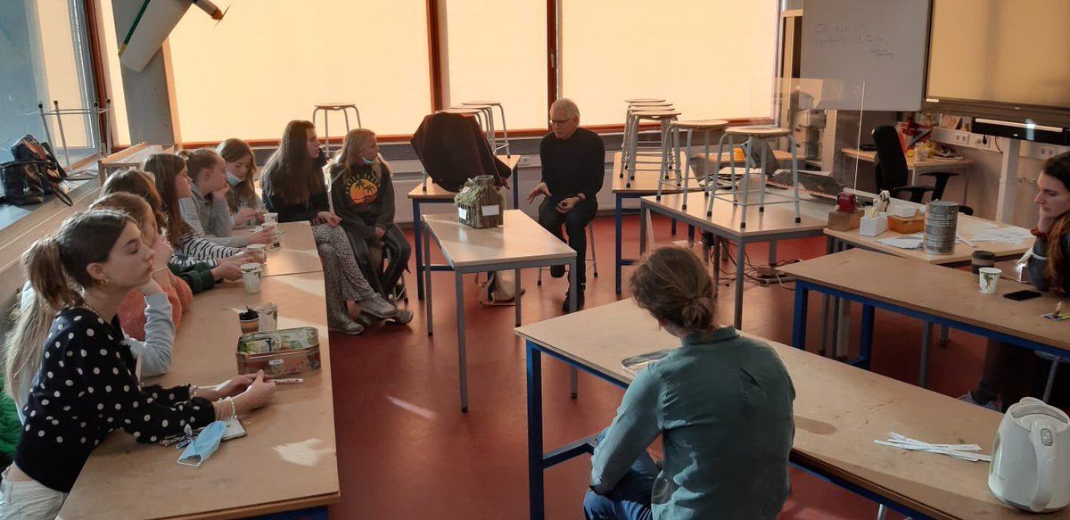 Vituscollege's tweet photo. De meiden uit G2A hebben aan de @artcadianl ontwerp wedstrijd meegedaan en zitten met de beste 12 scholen uit Ned.en België in de finale!Hun ontwerp voor het huis van de toekomst vol slimme energieoplossingen gaan ze presenteren op het finalepodium #theaterworkshop #presenteren https://t.co/4fTJR5sr1W