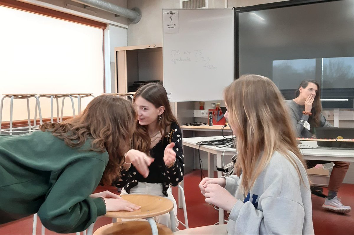 Vituscollege's tweet photo. De meiden uit G2A hebben aan de @artcadianl ontwerp wedstrijd meegedaan en zitten met de beste 12 scholen uit Ned.en België in de finale!Hun ontwerp voor het huis van de toekomst vol slimme energieoplossingen gaan ze presenteren op het finalepodium #theaterworkshop #presenteren https://t.co/4fTJR5sr1W