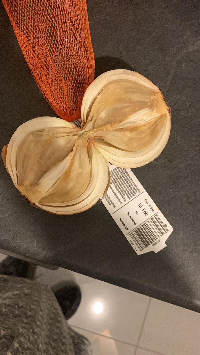 dongamarie's tweet photo. @AldiUK oh my god Aldi!! Like what the hell! This is disgusting. Bought today. Maybe put a but more effort into your fresh produce https://t.co/88RgJHraPz