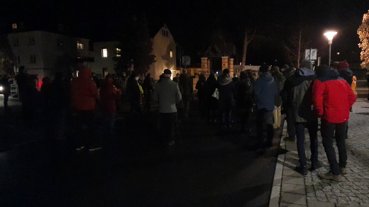 Lehmann__Karl's tweet photo. Viele Menschen sind heute in #Radebeul versammelt um für eine solidsrische Stadtgesellschaft einzutreten. Auch der sächsiche Vizepräsident Martin Dulig hat sich dem Protest angeschlossen.
#rdbl0702 https://t.co/Jax68cRmNh