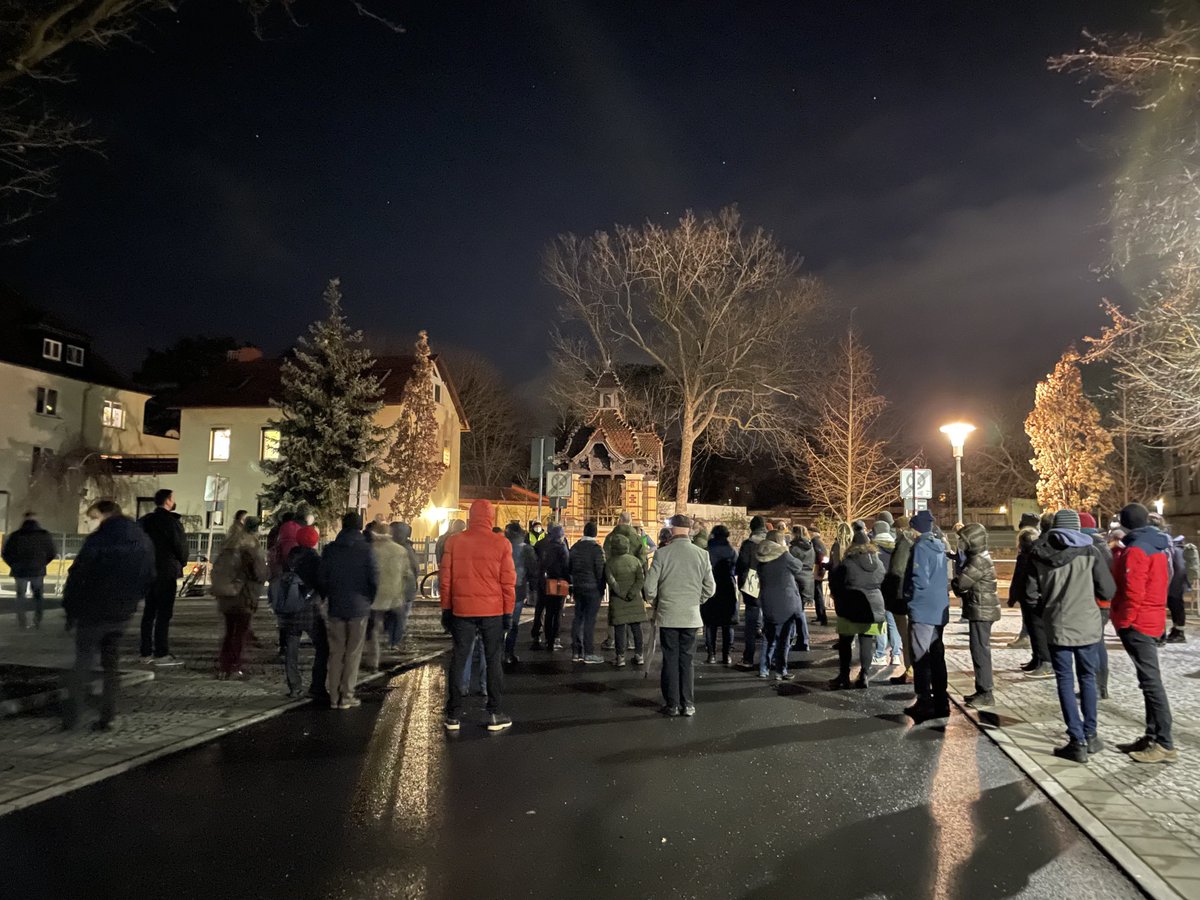 MartinOehmichen's tweet photo. #Haltungzeigen in #Radebeul am Rathaus eröffnet. Auch der stellv. Ministerpräsident @MartinDulig zeigt Gesicht gegen #Querdenken #Rdbl0702 https://t.co/PC3sMYeMA8