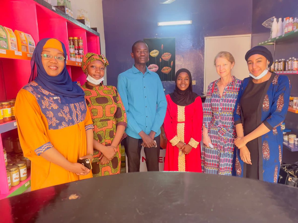 CMInglehearn's tweet photo. À la découverte de différents articles produits par les femmes soutenues par @Nigerielles. Allez les femmes entrepreneuses du #Niger. 
#consommonsLocal https://t.co/cyuzlyfMxN