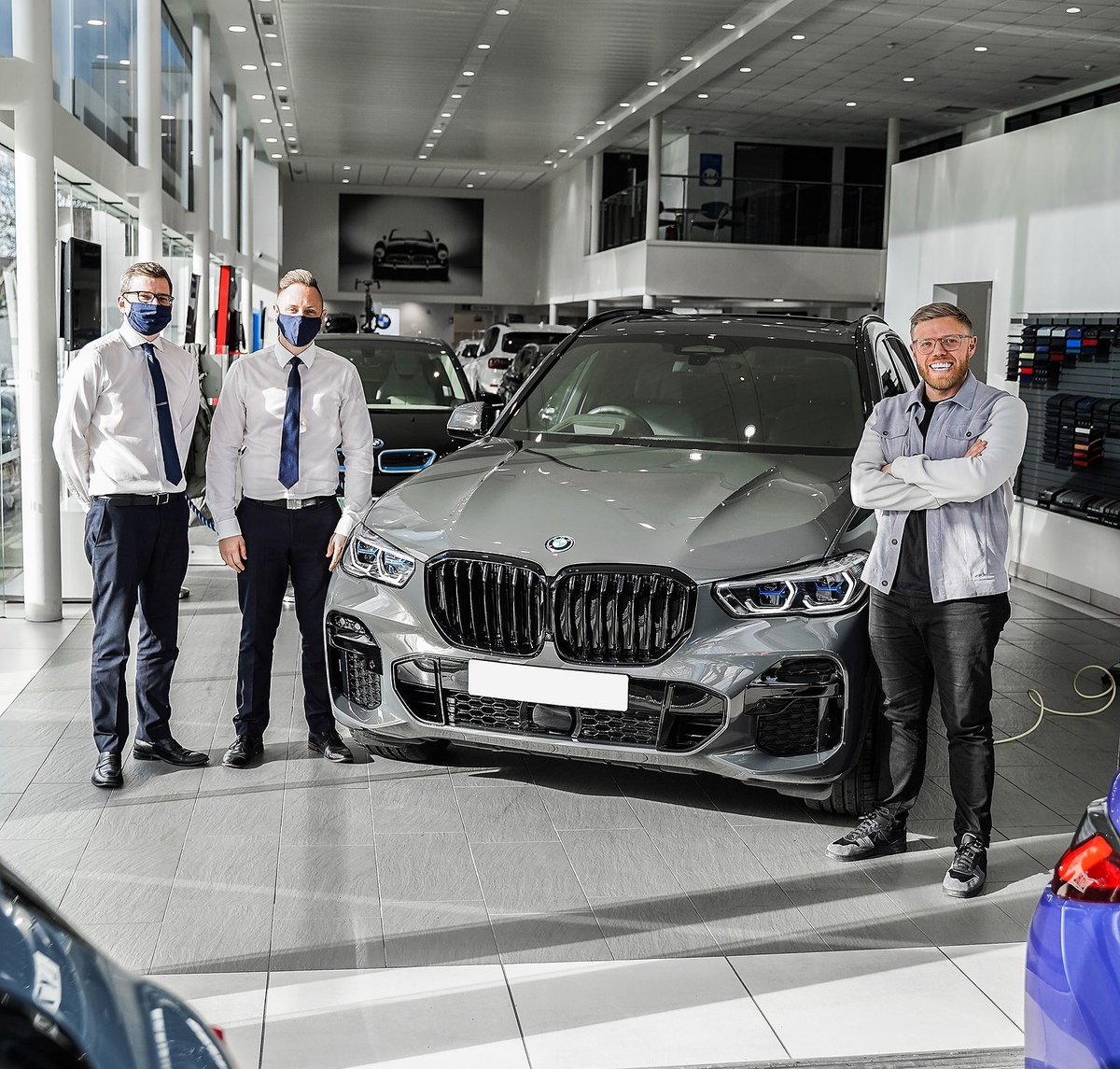 habmwgroup's tweet photo. It was great to have Rob Beckett came by to pick up his brand new BMW X5 xDrive 45e from Stephen James Bromley last week! The Dravit Grey metallic paint was popping in the afternoon sunlight 💥
Enjoy the new car, Rob!
#bmw #bmwx5 #45e #phev #plugin #hybrid #pluginhybrid https://t.co/BCOgTzV6TQ