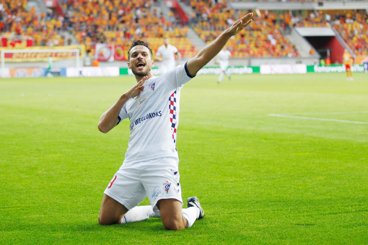 GornikZabrzeSSA's tweet photo. Dziękujemy Jesus ❗️
🤍💙❤️
📸 Zapraszamy na krótką zdjęciową podróż. Począwszy od badań lekarskich i podpisania umowy, poprzez debiut z Zarią, na pożegnaniu w szatni skończywszy. 
Więcej ➡️ https://t.co/WoJjqdCuLo https://t.co/EWTSyj2ILs