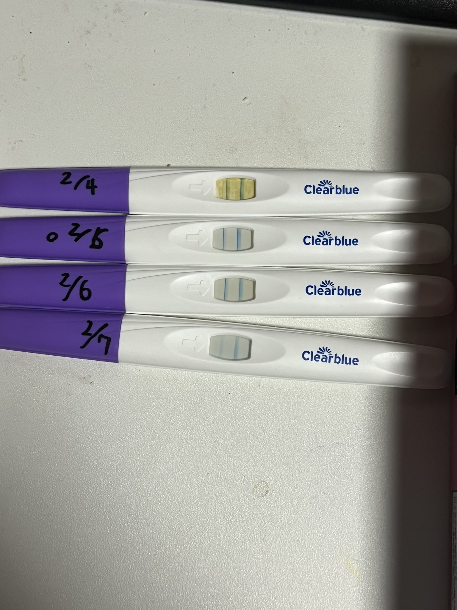 村岡恵 オムロンのクリアブルーは 陰性でも陽性でも二本線が出る仕様で テストラインの 濃さ を比較して判定するのでシンプルに見づらいと思いましたね 2 5に 目視でテストラインが濃くなったのを確認した が 一晩経つと濃さが変わっていた