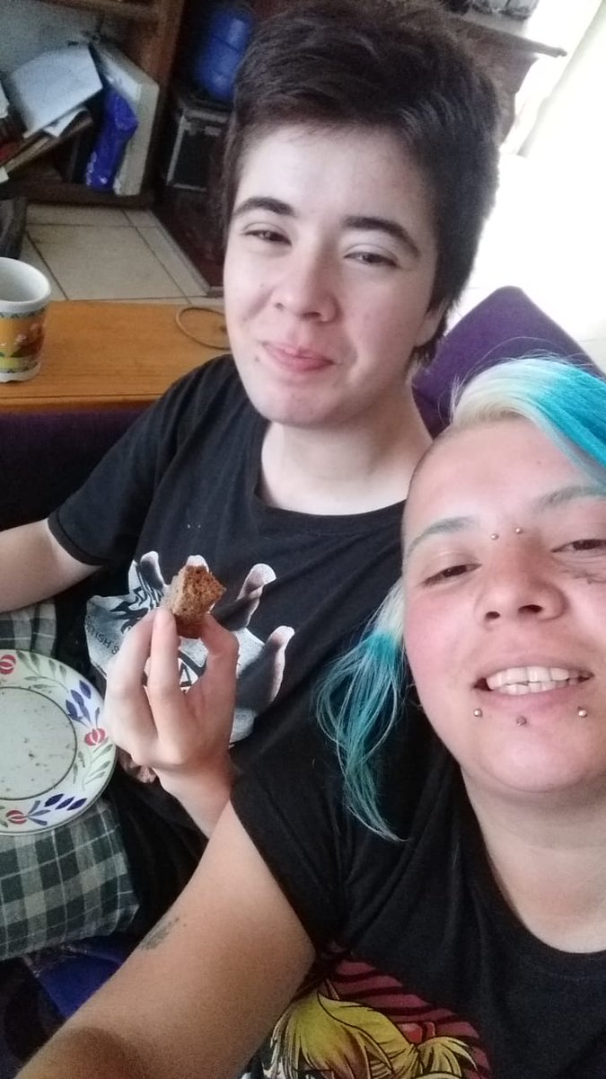 Mailentuki's tweet photo. 5 dias sin saber de mi hermano. Como familia estamos desesperados. Val si estás x ahí sólo queremos saber que estás bien. Si alguien lo ha visto avisar x DM o a los teléfonos del afiche. Por favor difundir @emischneiderv @TamaraCasado_V @OTDChile @RadioNuble @ladiscusioncl https://t.co/2iqyjLsrJg