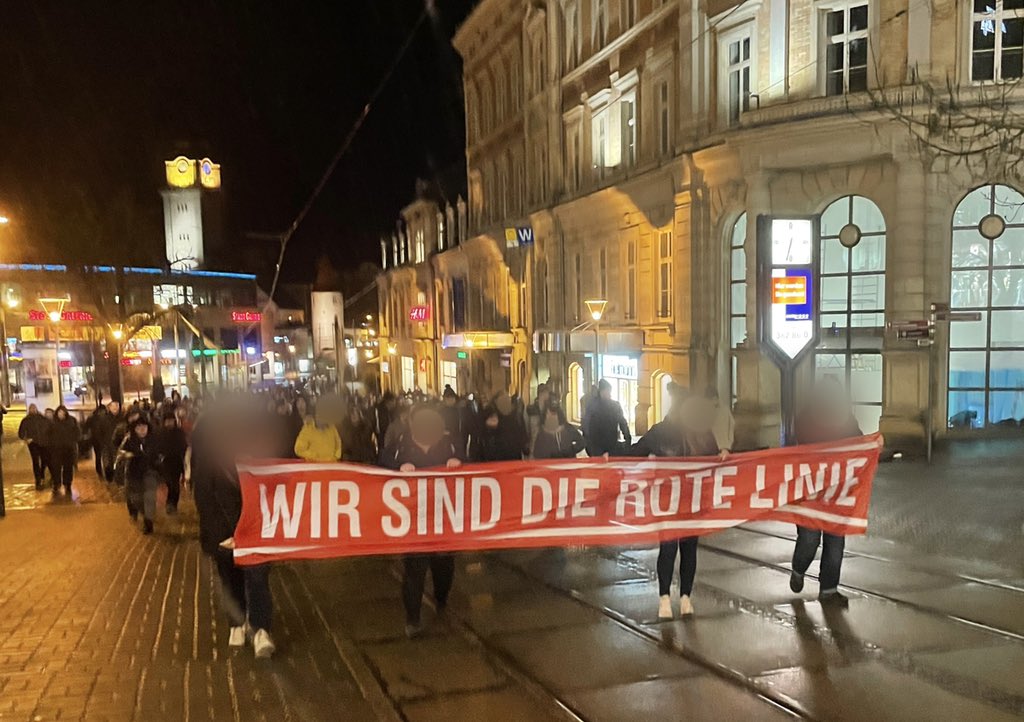 „WIR SIND DIE ROTE LINIE“

Und auch diesen Montag sind Hunderte Bürger in Plauen auf der Straße. 

DER III. WEG: Folgt uns bei Telegram!
t.me/DerDritteWegvo…

#plauen #vogtland
