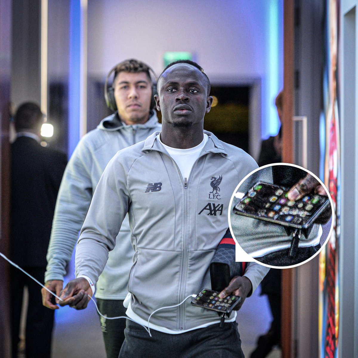 ESPNUK's tweet photo. Cracked phone and original screen protector.

Sadio Mane is a man of the people 😅🙌 https://t.co/lDIyFIDjdq