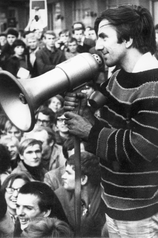 1960: Die Mutter von Gretchen Klotz schenkt ihr zum 18. Geburtstag einen selbst gestrickten #Pullover mit einem auffälligen Ringelmuster. Ihrem späteren Ehemann, den sie 1964 kennenlernt, gefällt das Stück so gut, dass er es zu seinem Markenzeichen macht. Sein Name: Rudi Dutschke