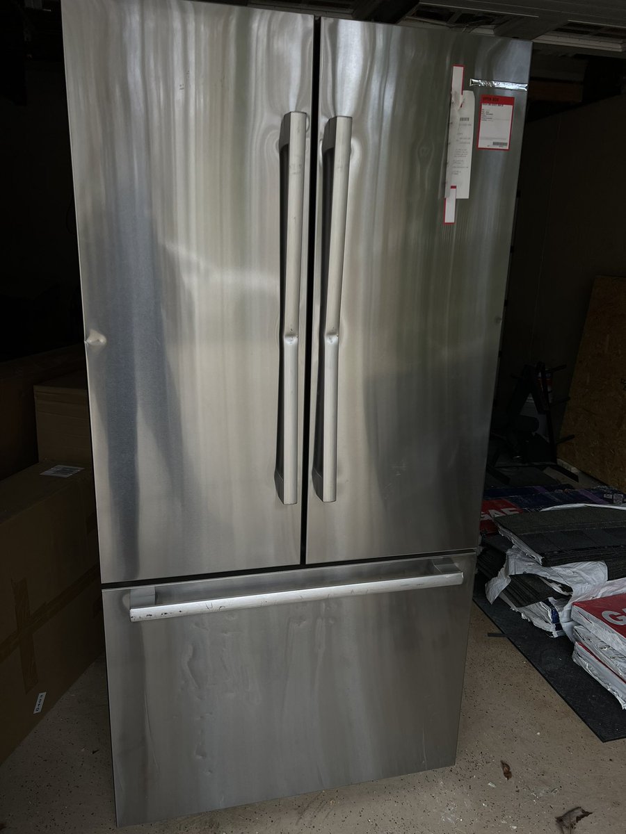 turkdoinwork's tweet photo. @getDolly arrived a day late and arrived at my house with a completely damaged fridge. This has been the worst experience and customer service has barely helped. https://t.co/0xUqCn1hcG