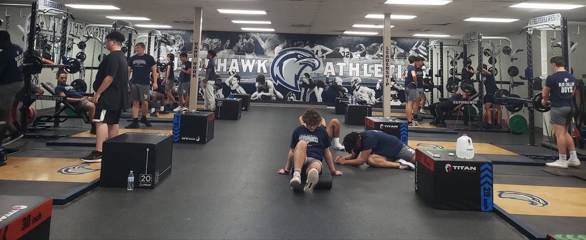 LakeHowellFB's tweet photo. That Blue Collar Grind! Lets Go! Time for some gains. #weworkdifferent #bluecollarboys https://t.co/uwC8MCOCOe