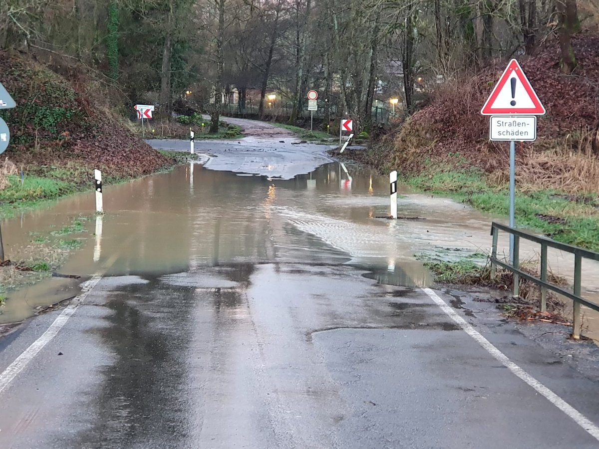 FF_VG_ZW_Land's tweet photo. 06.02.22, 19 Uhr
#Sturm #Roxana #Löscheinheiten
Althornbach, Hornbach mit TLF 16/25 und MZF 1
Mauschbach, Dietrichingen, Großsteinhausen 
Kleinsteinhausen, Dellfeld, Contwig 
Feuerwehreinsatzzentrale @FF_VG_ZW_Land https://t.co/mCSYAigk3j