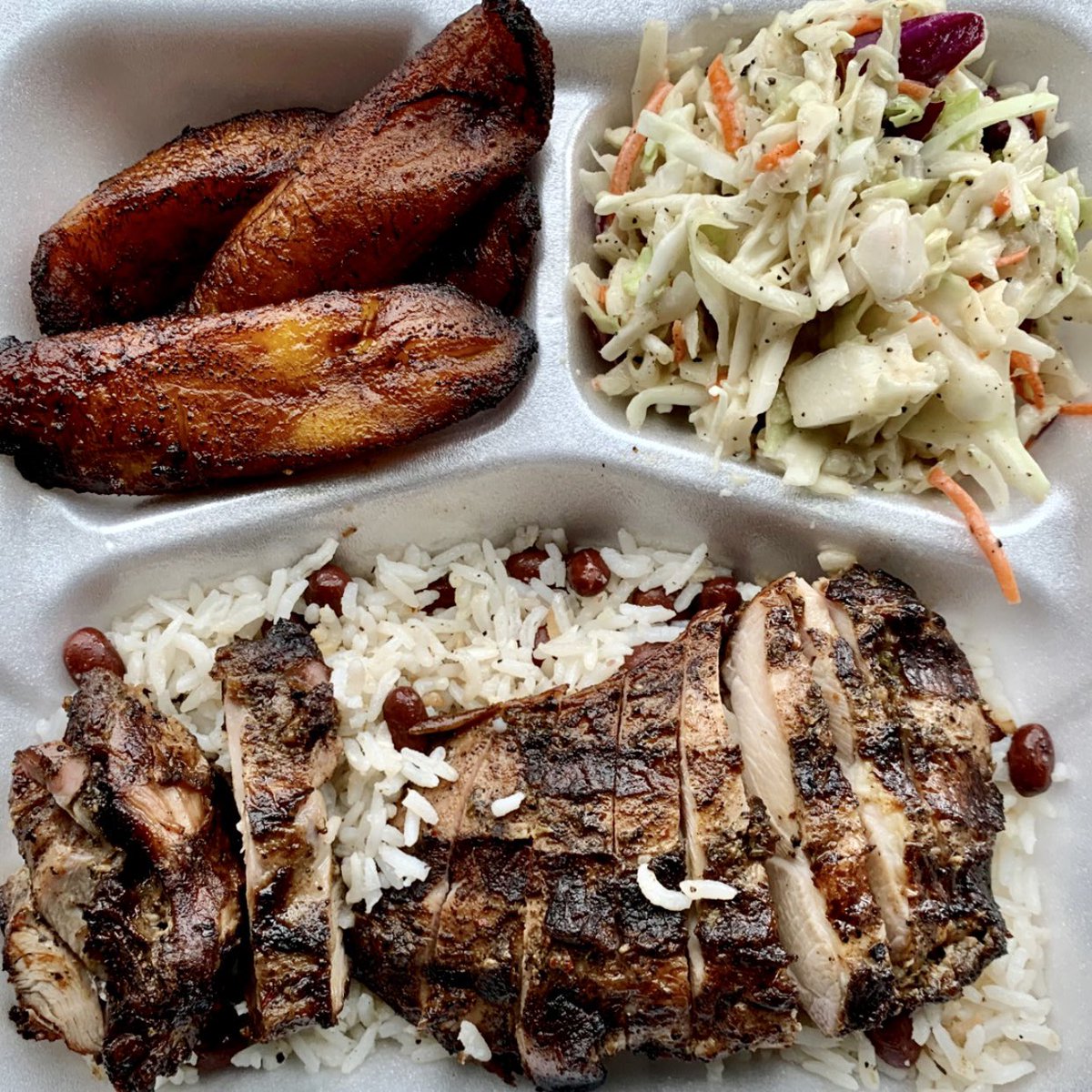 Jerk312's tweet photo. ❤️Jerk. Chicken Thigh Combo on bed of Rice &amp; Peas w/ Sweet Plantains and Island Slaw🏝 #jerkbbq #barbecue #riverwestchicago #lunch #dinner https://t.co/dLj8ep0owr