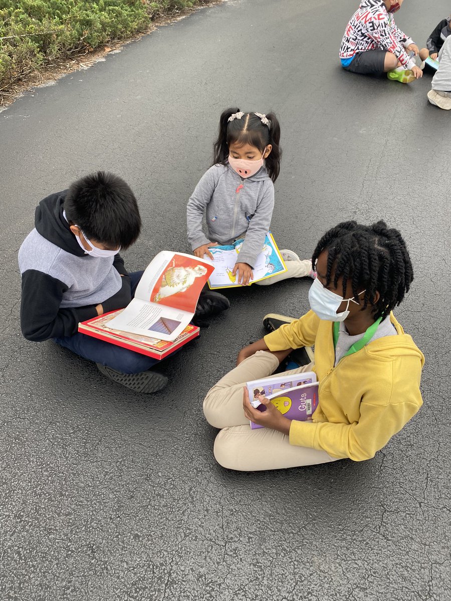 MsCEarly's tweet photo. We loved reading with our Kindergarten and Fifth Grade buddies to finish off literacy week! @ParksideProud https://t.co/pRecjgL3k9