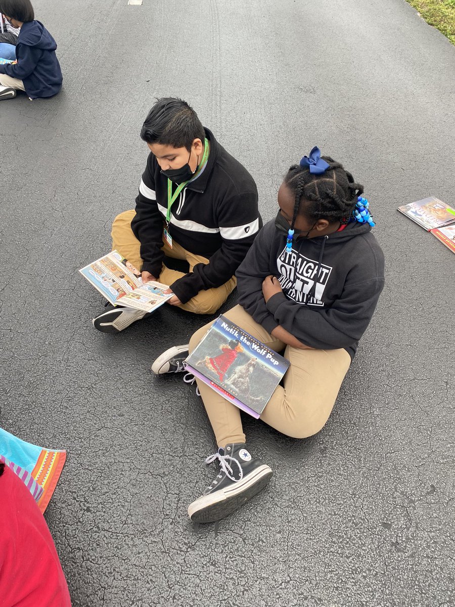 MsCEarly's tweet photo. We loved reading with our Kindergarten and Fifth Grade buddies to finish off literacy week! @ParksideProud https://t.co/pRecjgL3k9