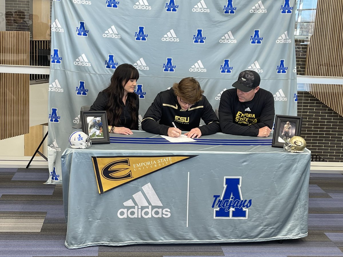 _Max_Middleton_'s tweet photo. Signed🐝📝 https://t.co/TpOEnCKpxk